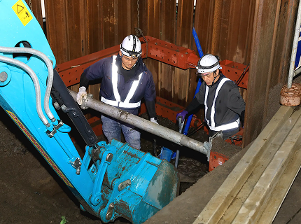 電気土木の掘削現場で作業を進める作業員