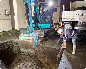 住宅外構で地面を掘削する油圧ショベル