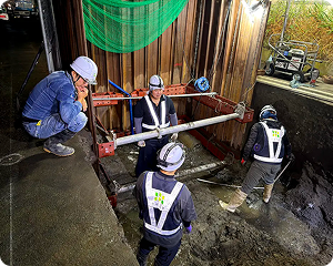 電気土木の掘削現場で作業を進める作業員